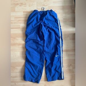 ‼️Nike windbreaker pants‼️ good for the cold season. Fit good but I’m shorter.